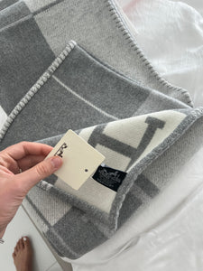 Hermès Écru and Gris Clair Merino Wool and Cashmere Avalon III Throw Blanket
